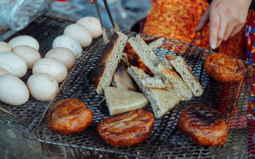 Bánh tam giác mạch – Nốt trầm tinh tế của chợ phiên Bắc Giang
