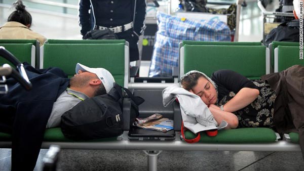ngủ tại sân bay, kinh nghiệm ngủ đêm tại sân bay khi đi du lịch