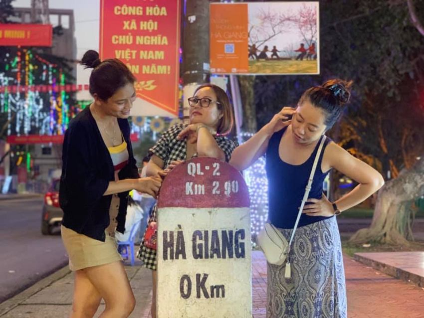 Lũ lượt “check-in” tại “Km 0 Hà Giang” vào mùa du lịch