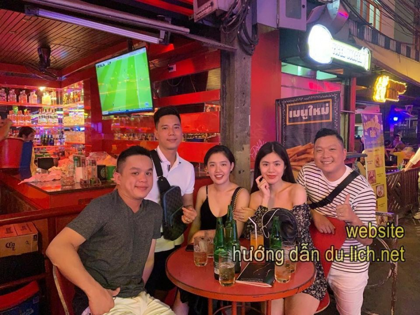 Review khách sạn De Centro (Bangkok), quán hải sản T&K, tiệm P’aor