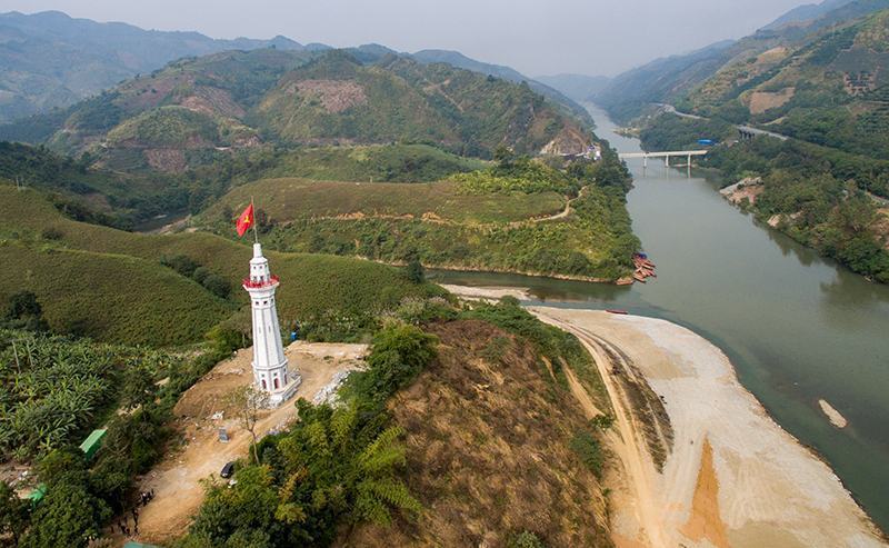 Từ cột cờ Lũng Pô Bát Xát Lào Cai – ngắm sông Hồng chảy vào nước Việt