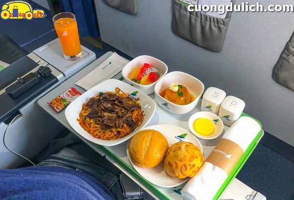 có nên ăn trên máy bay không?, có nên ăn trên máy bay không?