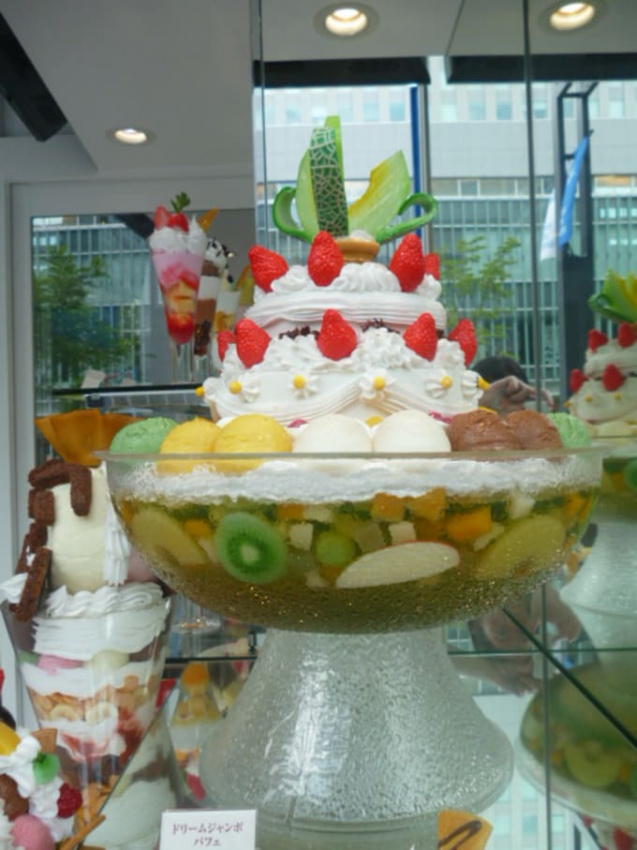 Ăn ngập mặt ly kem lớn nhất Nhật Bản tại Yukijirushi ở Hokkaido