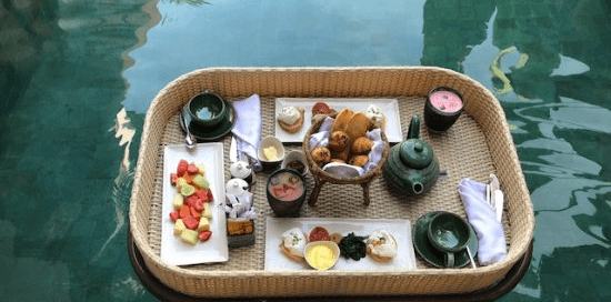 Điểm danh 10 khách sạn ở Bali có bữa sáng nổi trên hồ bơi