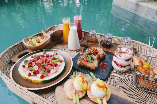 Điểm danh 10 khách sạn ở Bali có bữa sáng nổi trên hồ bơi