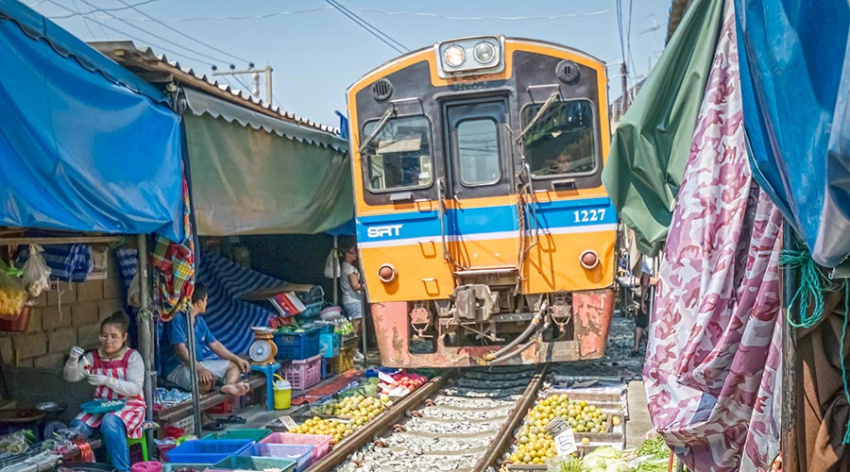 Khám phá khu chợ đường ray Maeklong nổi tiếng tại Thái Lan