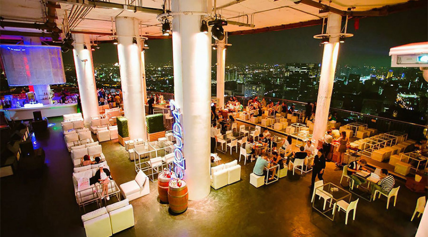 Chơi xuyên đêm tại quầy bar trên nóc nhà ở Bangkok