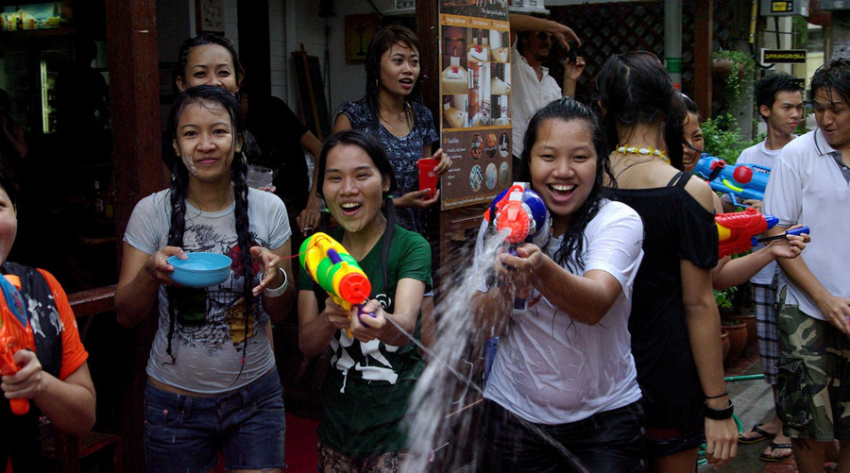 Lễ hội té nước Songkran mừng năm mới